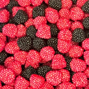 Rijke, sappige snoepjes in de vorm van bessen, in diepe tinten van rood en zwart, met een knapperige buitenlaag en een zoet, fruitig hart. Deze snoepjes bieden een onweerstaanbare textuur en een explosie van smaak bij elke hap.
