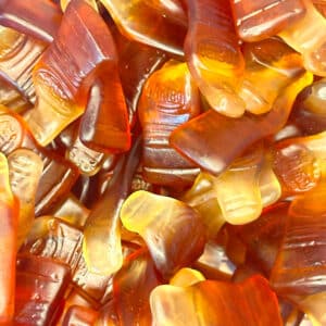 Klassieke gummy snoepjes in de vorm van colaflesjes, met een verfrissende en herkenbare colasmaak. Deze chewy traktaties zijn perfect voor wie houdt van een sprankelende zoetigheid.