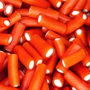 Felrode sticks gevuld met een romige witte kern, een heerlijke combinatie van chewy textuur en zachte zoetheid. Deze snoepjes bieden een smaakvolle balans van fruitig en romig.