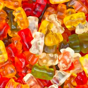 Zachte en chewy gummy beertjes in een regenboog van kleuren, waaronder rood, geel, oranje en groen. Deze klassieke traktaties smelten in je mond en zorgen voor een nostalgische, zoete ervaring.