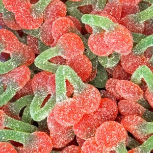 Zoetzure kersenvormige snoepjes met felrode bessen en groene steeltjes, bedekt met suiker voor een knapperige buitenkant en een sappige, fruitige kern. Perfect voor een speelse en verfrissende traktatie.
