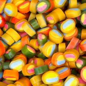 Zachte rolletjes snoep in levendige kleuren, gevuld met een mix van fruitige smaken. Deze kleine traktaties zijn perfect om op te knabbelen, met elke hap een combinatie van zoetheid en fruitige frisheid.
