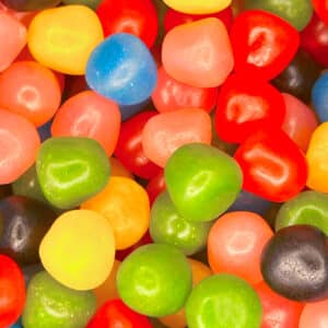 Heldere, glanzende gumdrops in een scala aan kleuren, van felrood en geel tot diepblauw en groen. Deze zachte snoepjes bieden een heerlijke mix van zoetheid en sappigheid, perfect om van te genieten op elk moment.