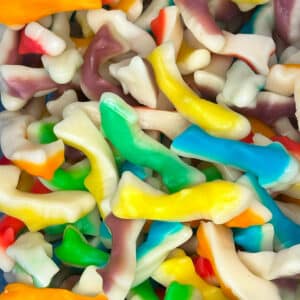 Speelse, kleurrijke gummy snoepjes, met levendige tinten van geel, groen, rood en blauw. Deze chewy snoepjes bieden een fruitige en zoete ervaring die perfect is voor een vrolijke traktatie.