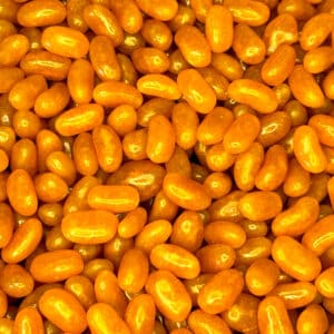 Felle, oranje jelly beans met een onweerstaanbaar zoete en sappige smaak. Deze kleurrijke snoepjes zijn ideaal voor wie op zoek is naar een verfrissende en fruitige traktatie.