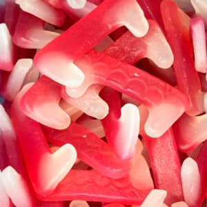 Zachte en chewy gummy snoepjes in de vorm van vampierentanden, met een smaakvolle combinatie van rood en wit. Deze heerlijke traktaties smelten in je mond.